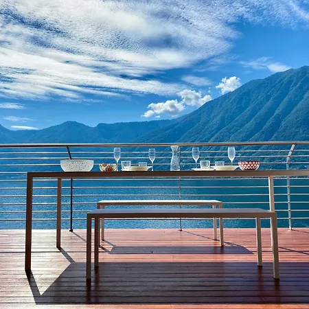 Magic Lake Como 살라코마시나